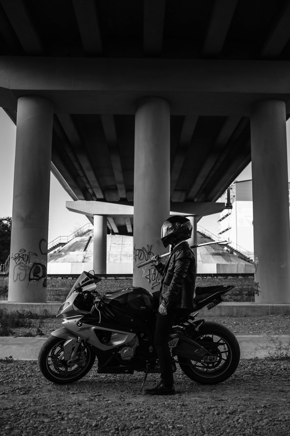 Graustufenfoto von Mann auf Motorrad