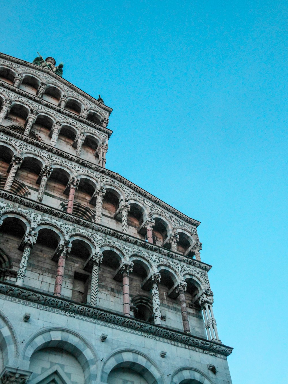 edificio in cemento bianco sotto il cielo blu durante il giorno