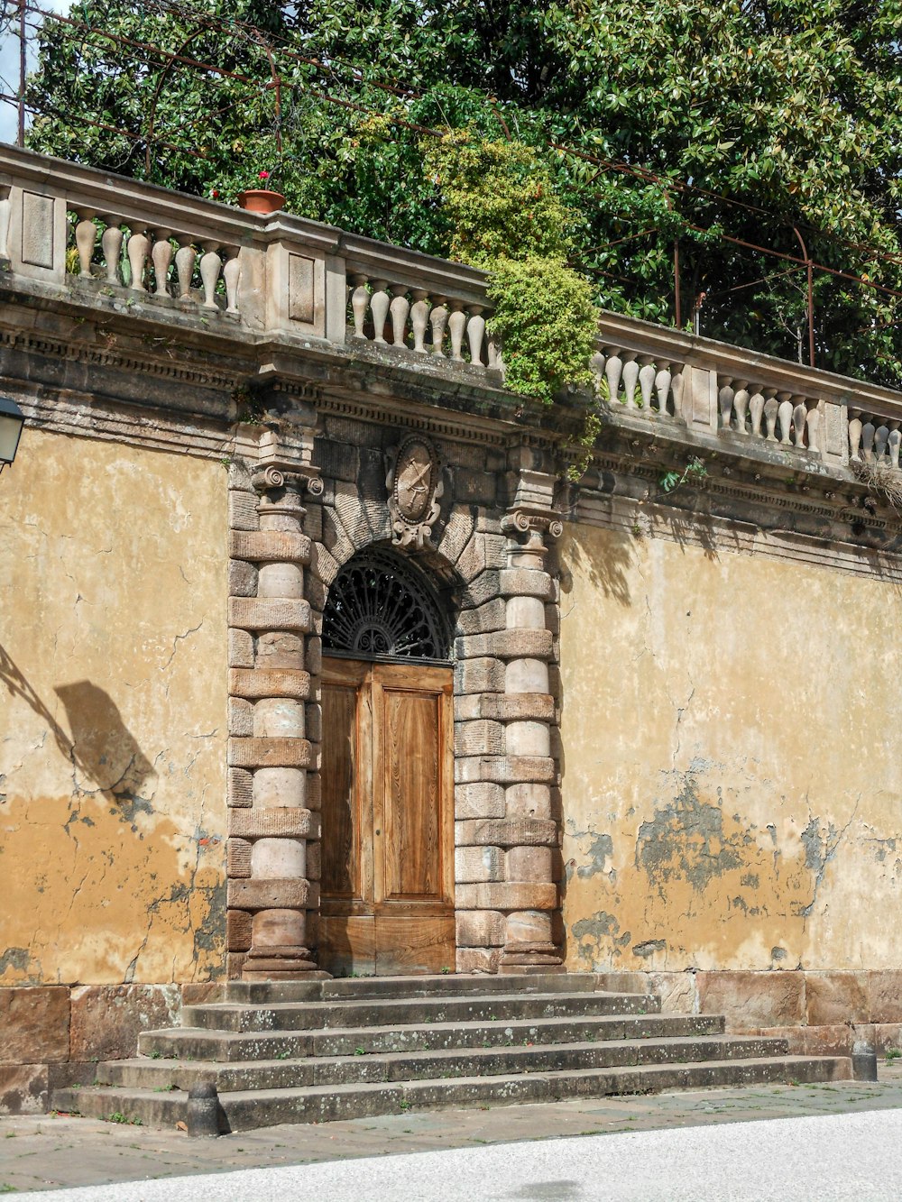 porte en bois marron sur bâtiment en béton brun