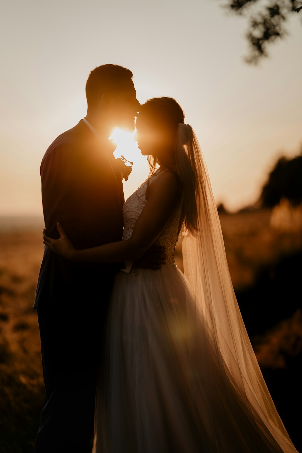 uomo e donna che si baciano durante il tramonto