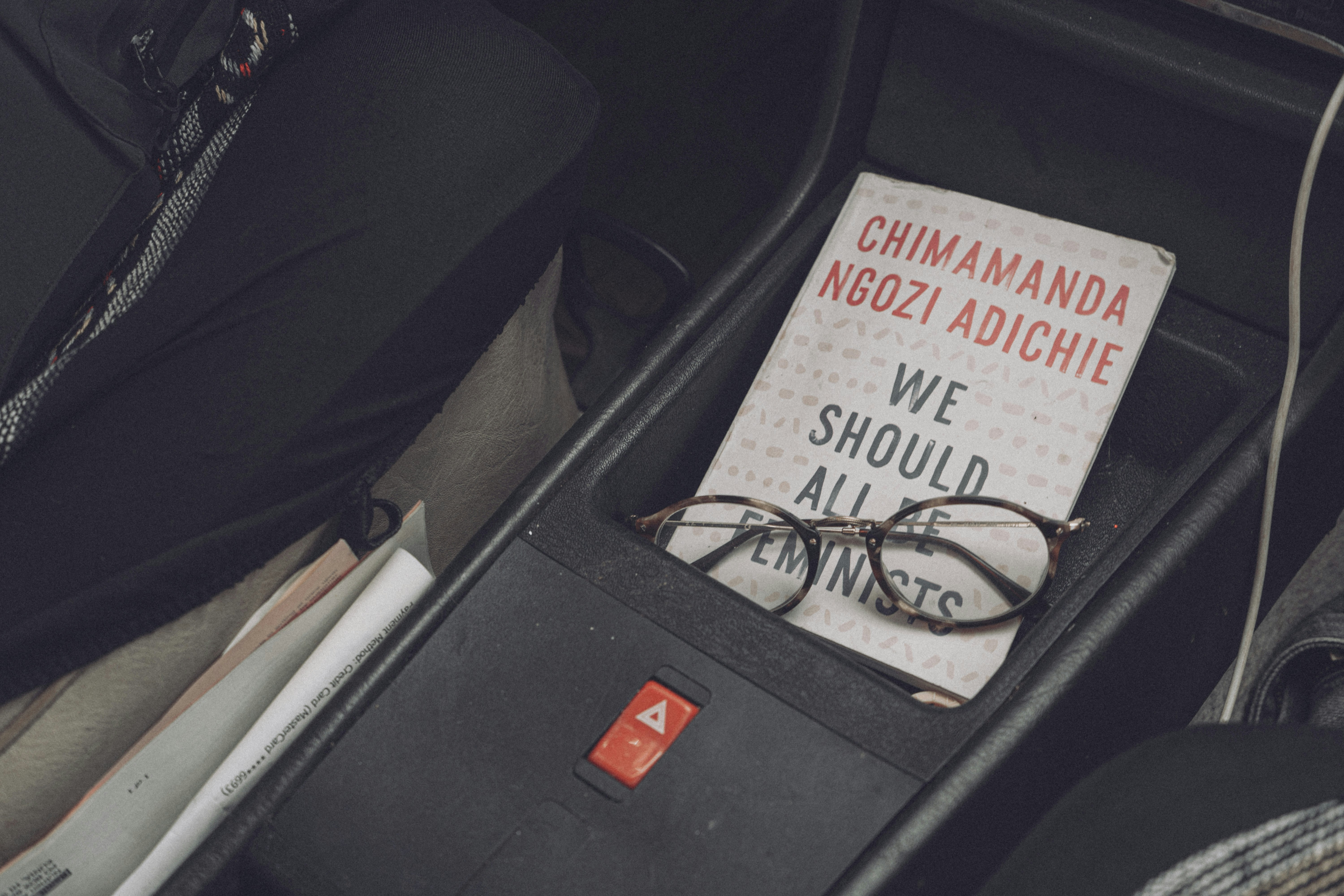 schwarz-weiß beschichteter Draht auf schwarzem Autositz