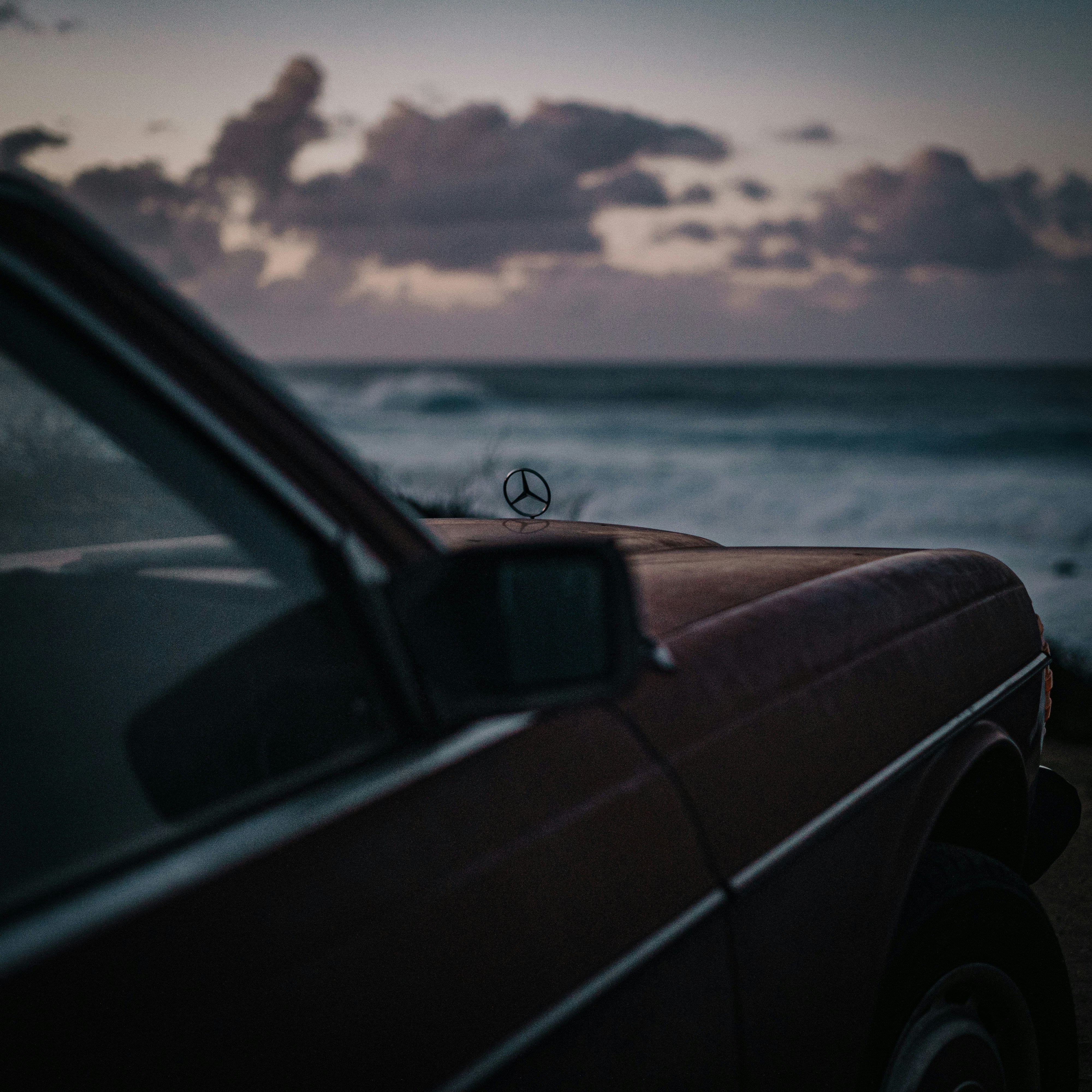 Schwarzes Auto in der Nähe des Gewässers tagsüber