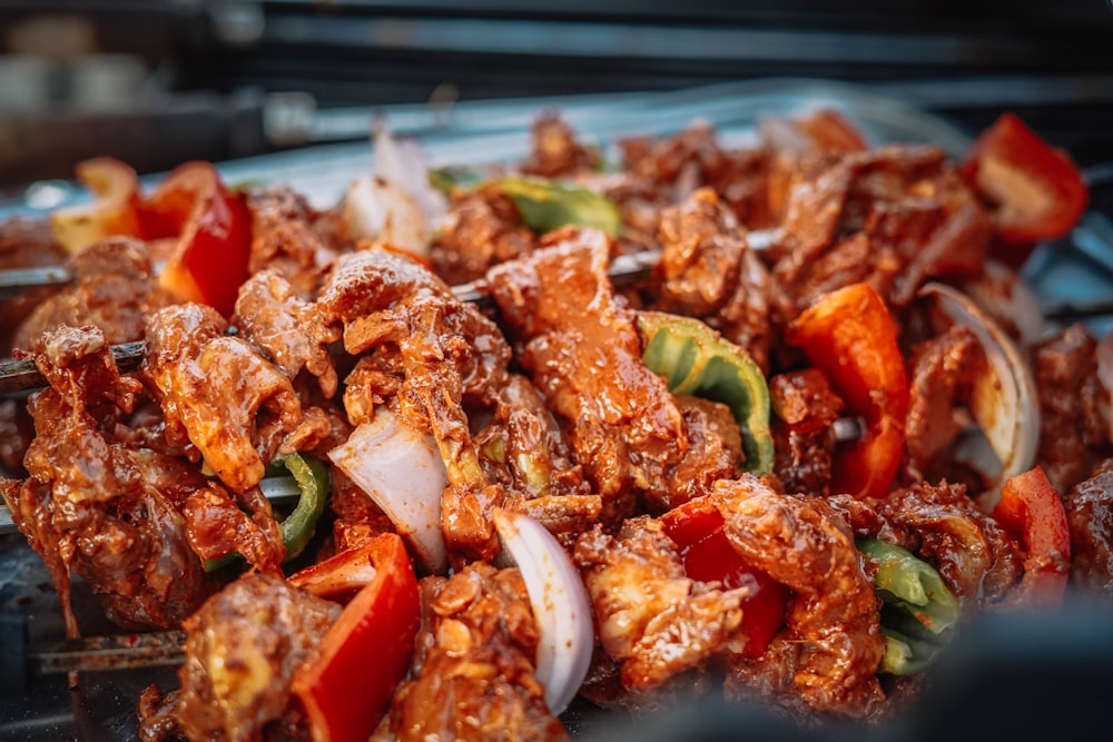 Alimentos cocinados en bandeja de acero inoxidable