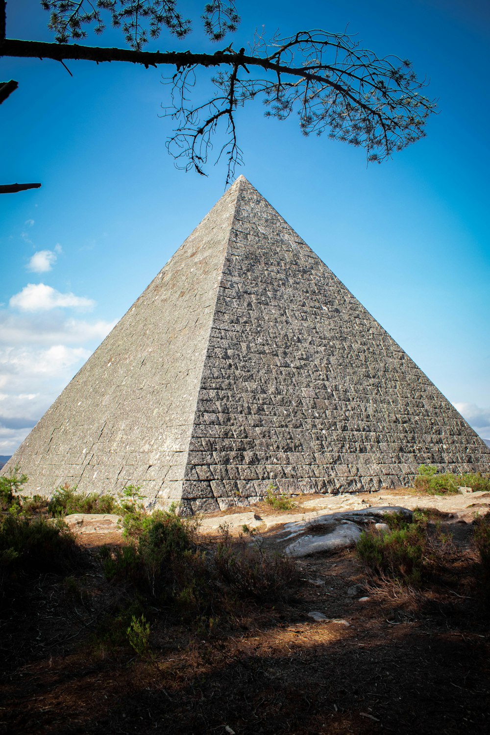 graue Pyramide unter blauem Himmel tagsüber