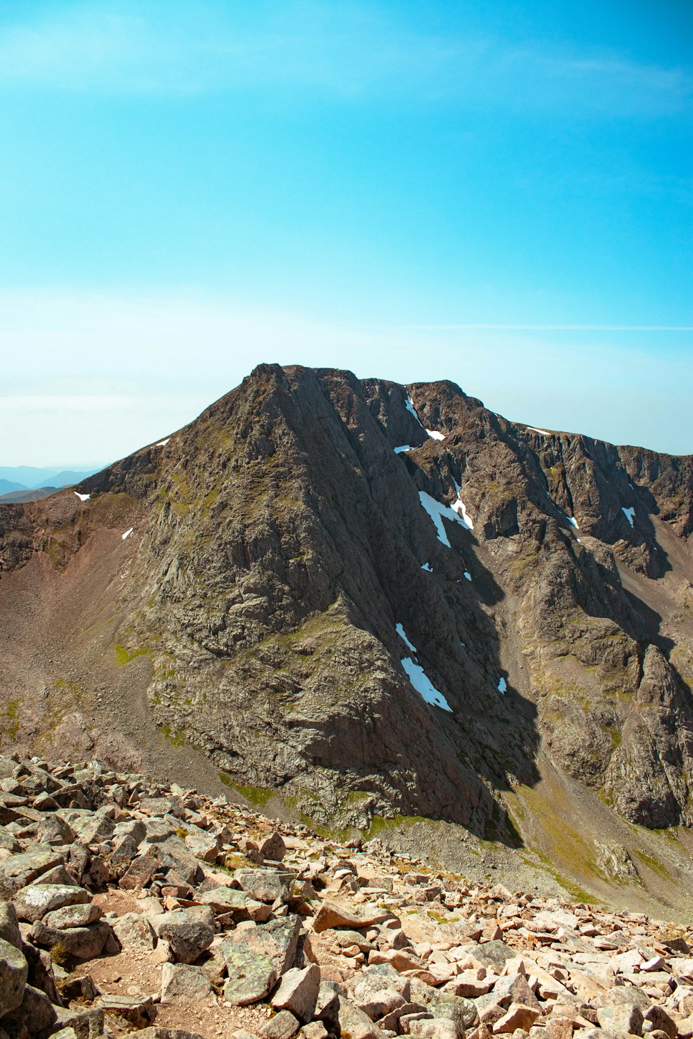 Brauner und grauer Berg unter blauem Himmel tagsüber