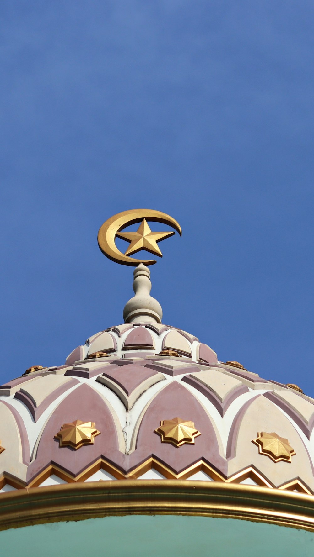 Edificio a cupola bianco e marrone sotto il cielo blu durante il giorno