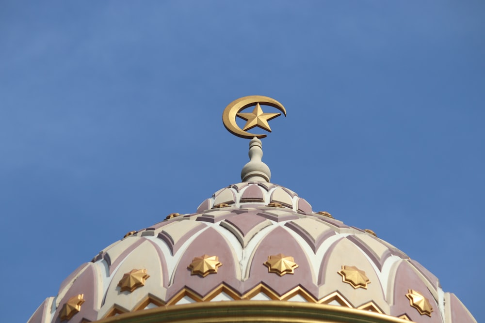 Edificio de cúpula de hormigón blanco bajo el cielo azul durante el día
