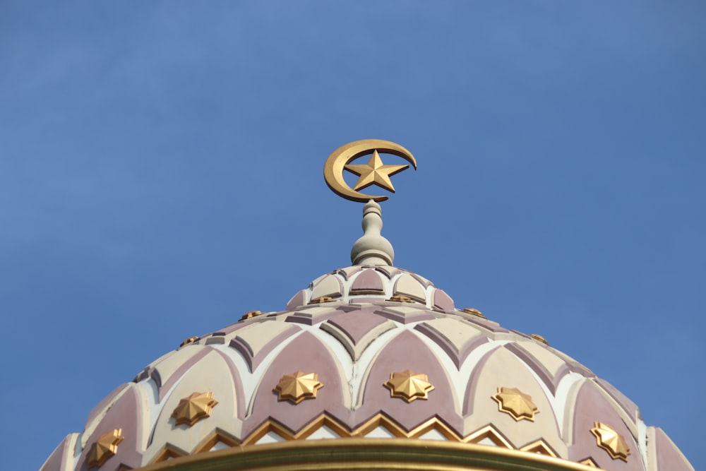 Bâtiment en forme de dôme en béton blanc sous le ciel bleu pendant la journée