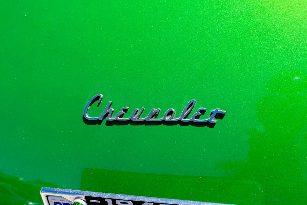 Un primer plano del emblema en un coche verde