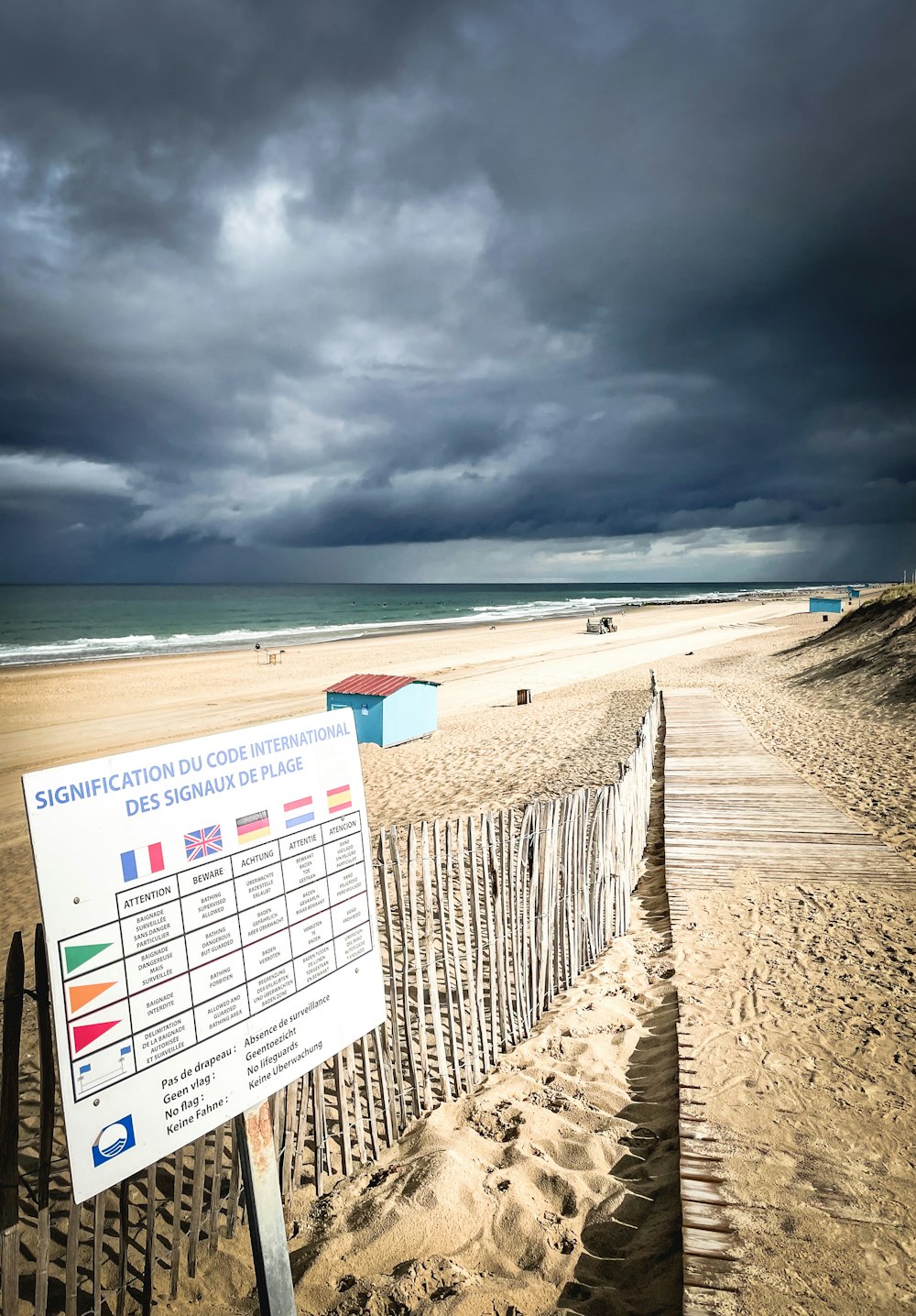 calendario blanco y negro en la playa bajo el cielo nublado durante el día