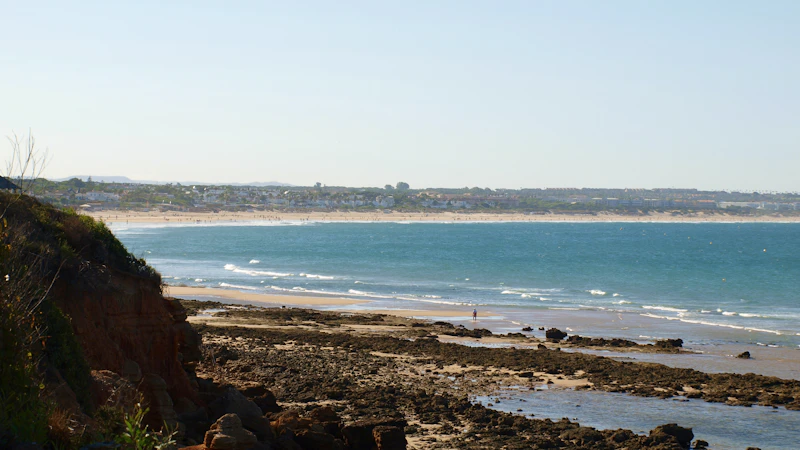 Playa de La Barrosa en Chiclana, larga franja de arena