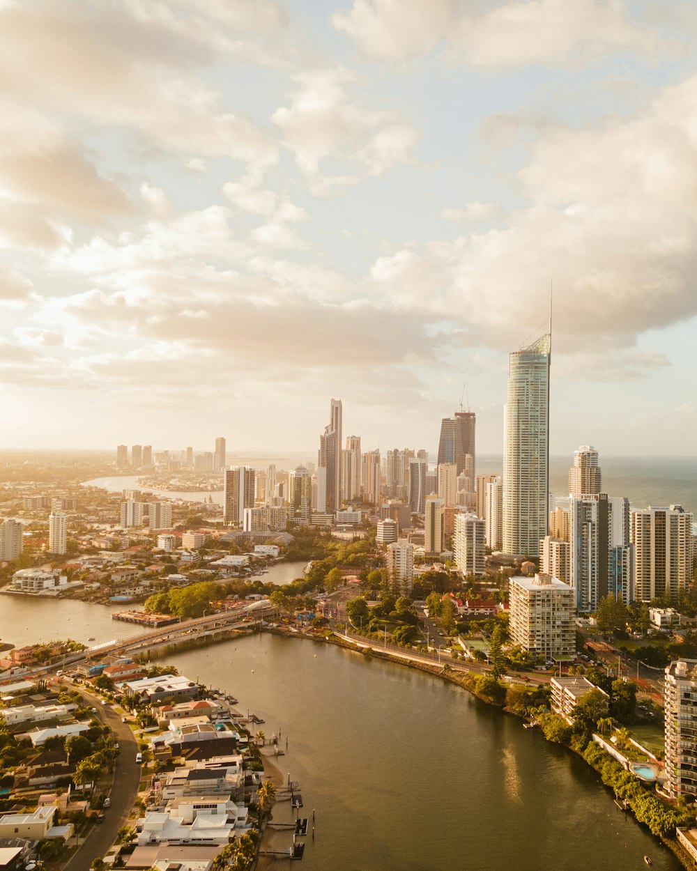 vista aérea dos edifícios da cidade durante o dia