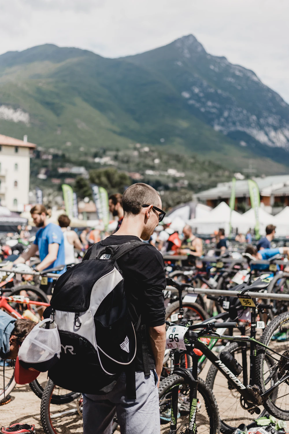 Athlète préparant son vélo dans l’aire de transition d’un triathlon