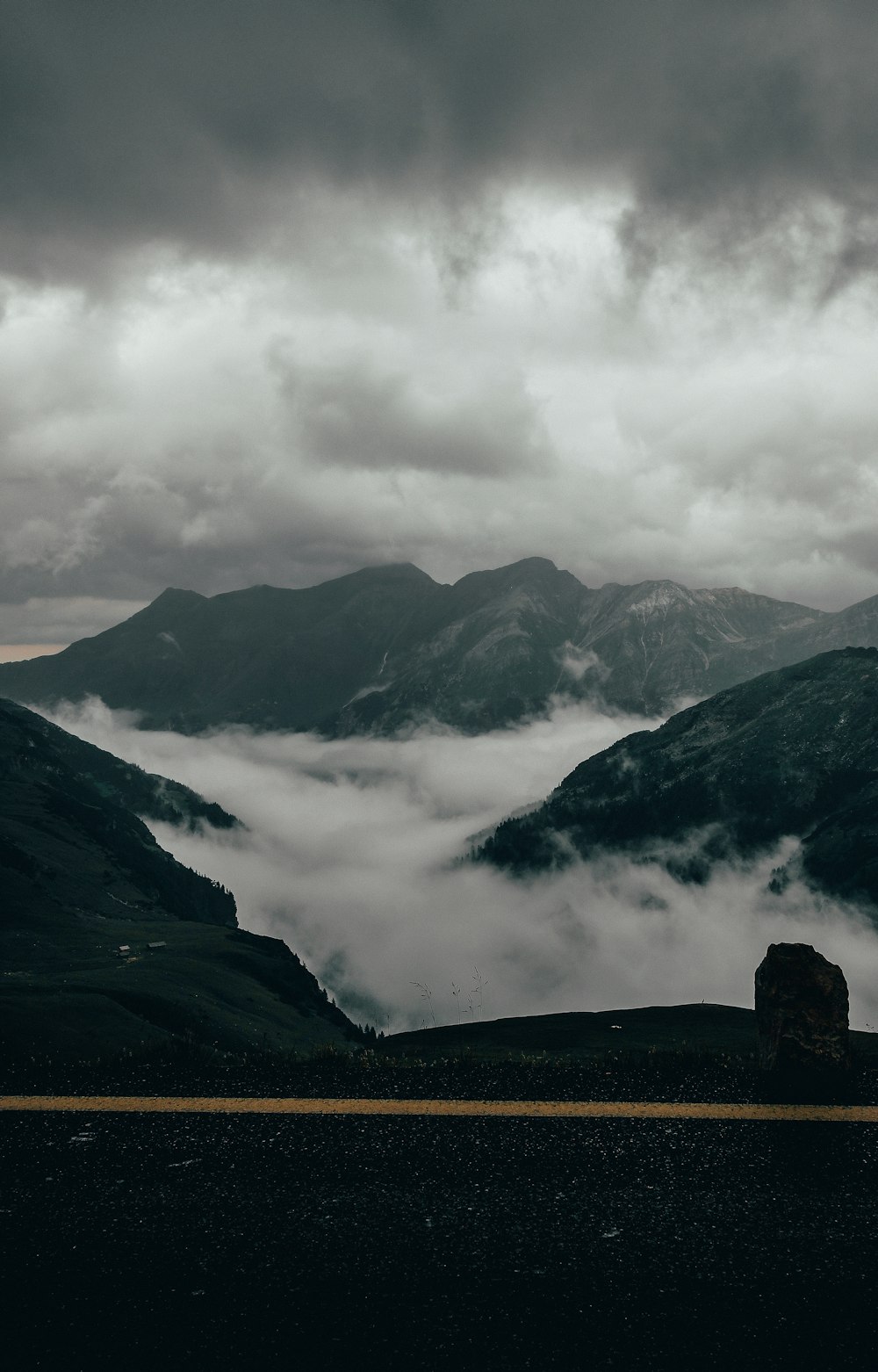 montagne bianche e nere sotto nuvole bianche