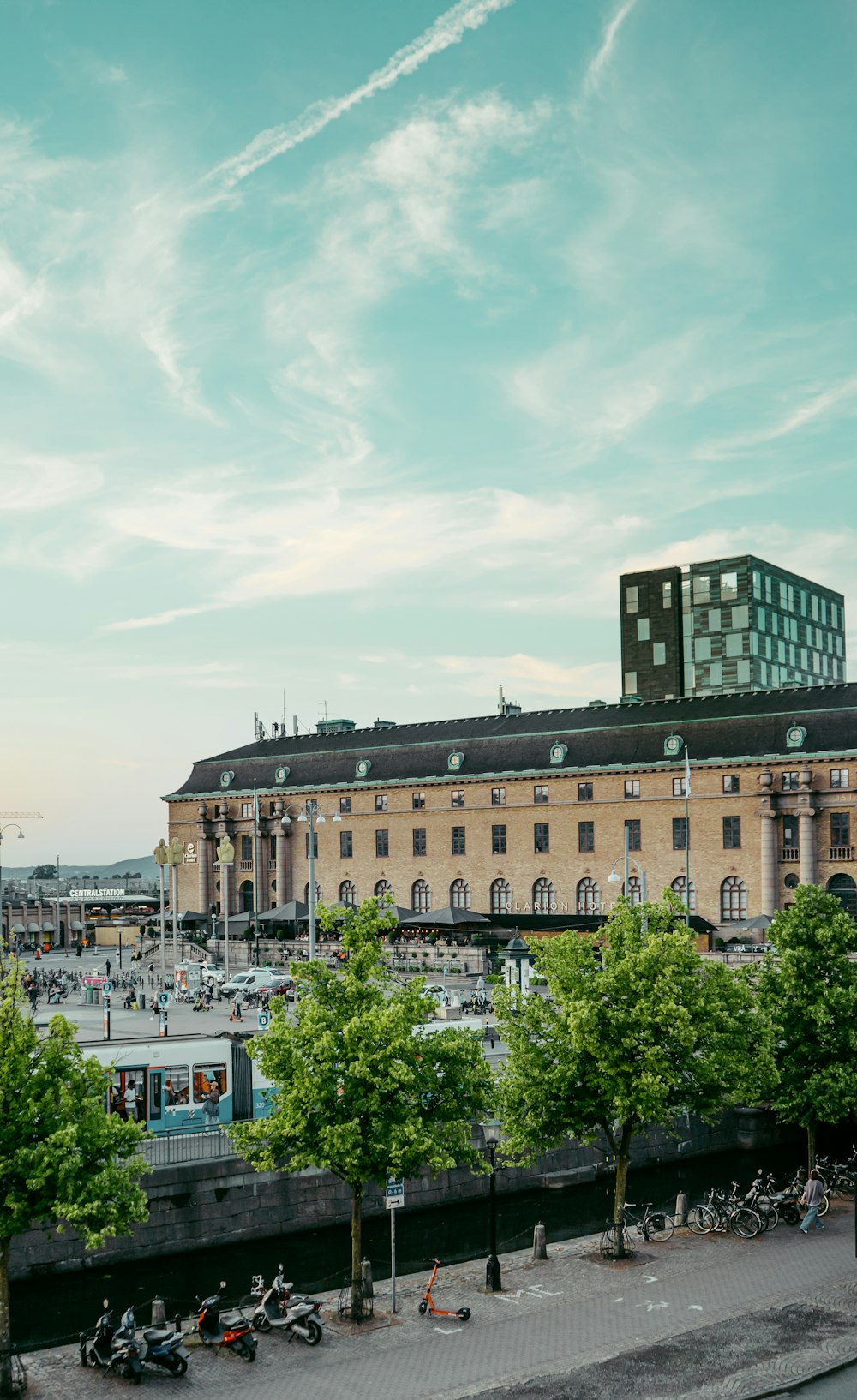 Autos, die tagsüber neben einem braunen Betongebäude geparkt sind