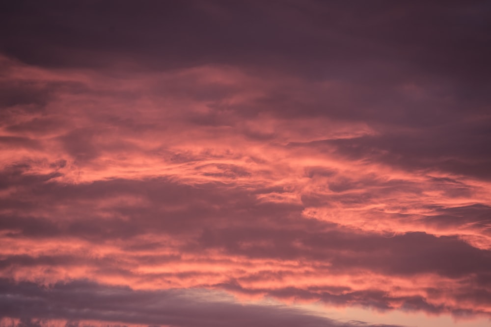 nuvens alaranjadas e pretas durante o pôr do sol