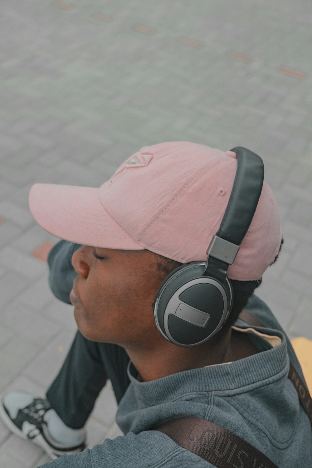Foto Hombre con gorra rosa y auriculares negros – Imagen Tanzania gratis en  Unsplash
