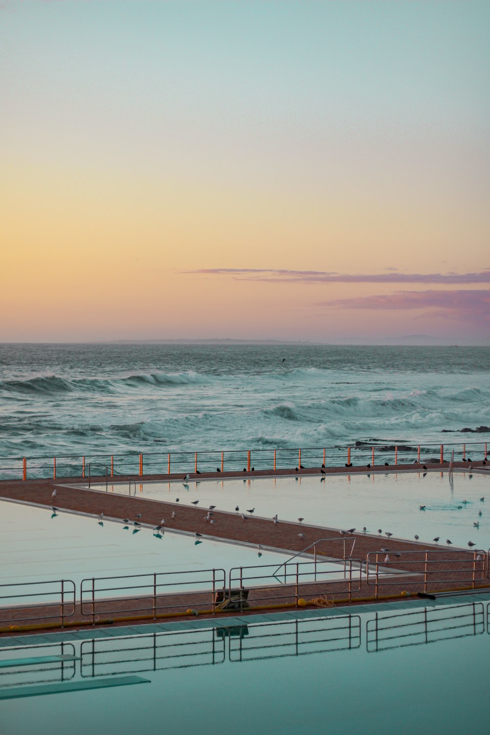 Braunes Holzdock auf dem Meer während des Tages