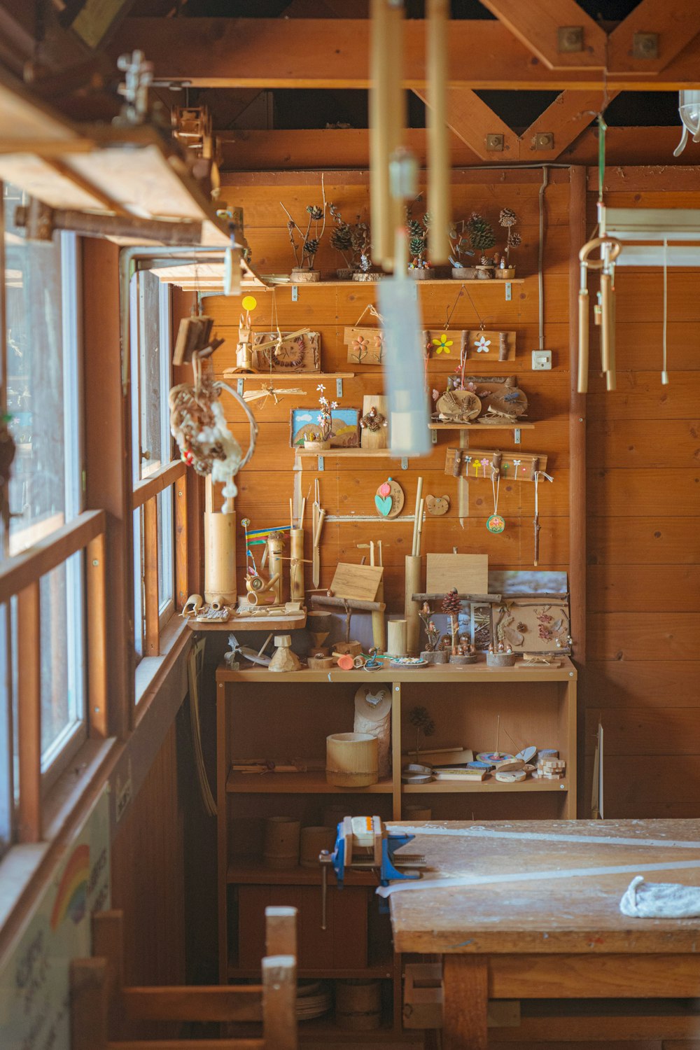 étagère en bois brun avec des articles assortis