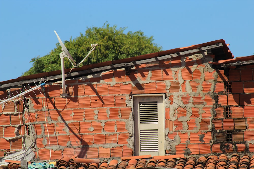 Casa de ladrillo marrón con techo negro