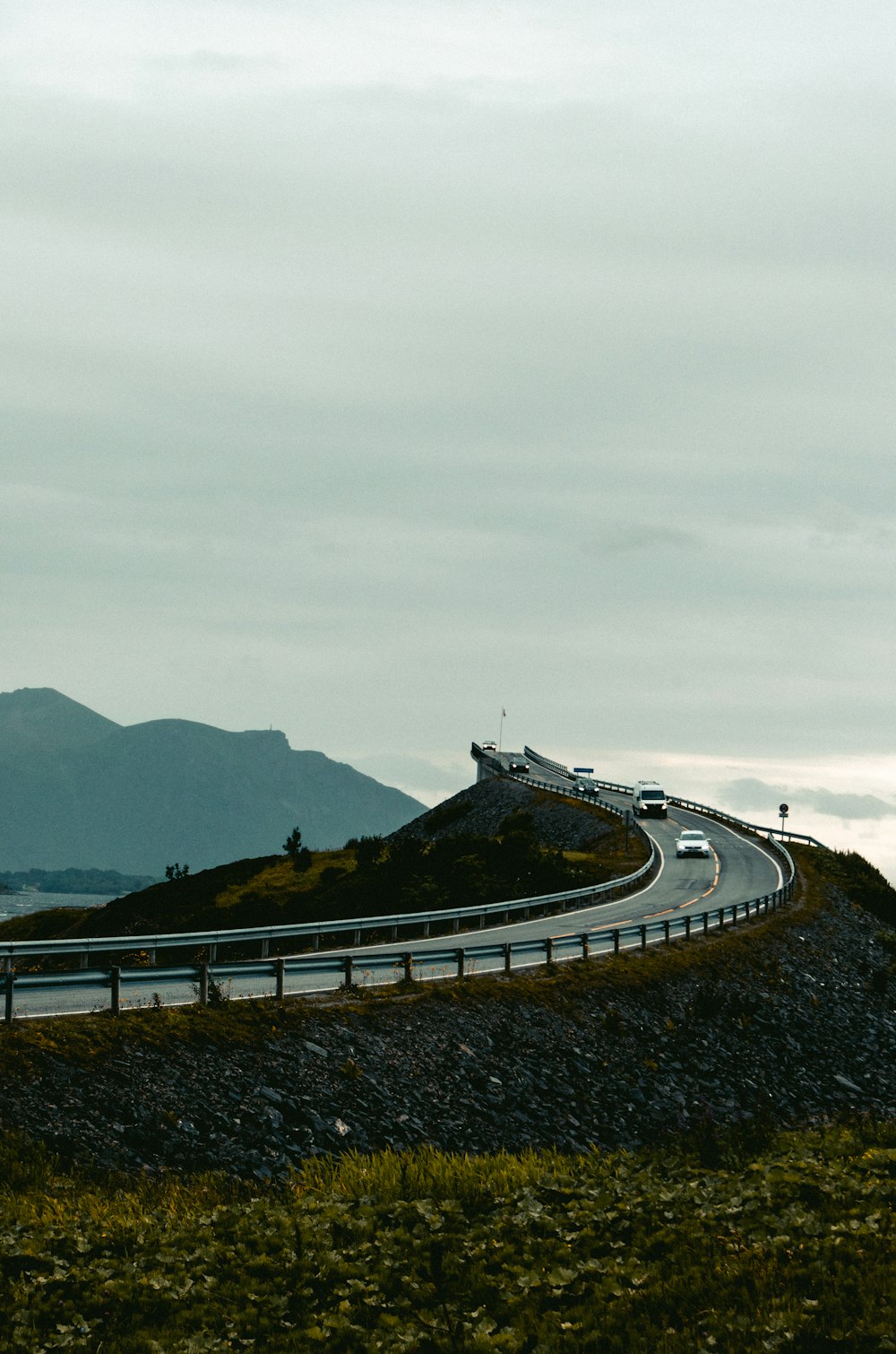 Coche negro en la carretera cerca de la montaña durante el día