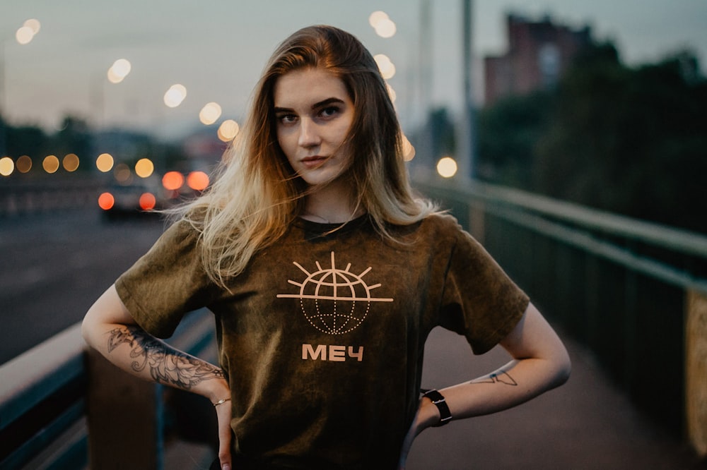 Mujer con camiseta marrón de cuello redondo