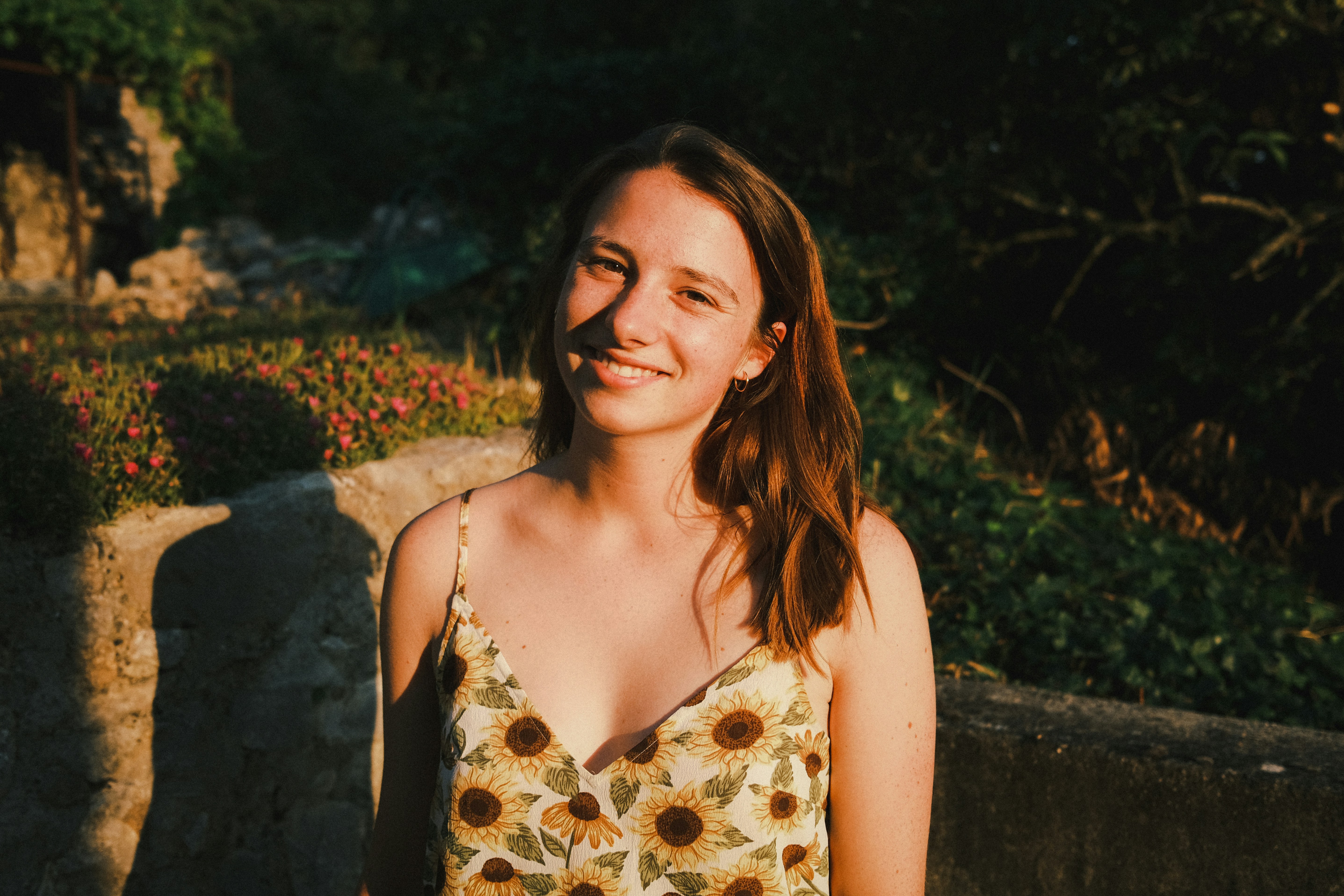 mulher no branco e marrom floral espaguete strap top