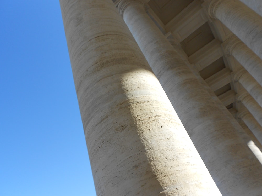 Weißes Betongebäude unter blauem Himmel bei Tag