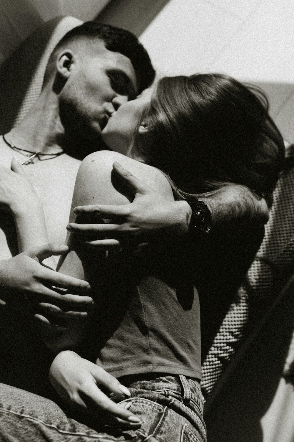 hombre y mujer besándose en la mejilla
