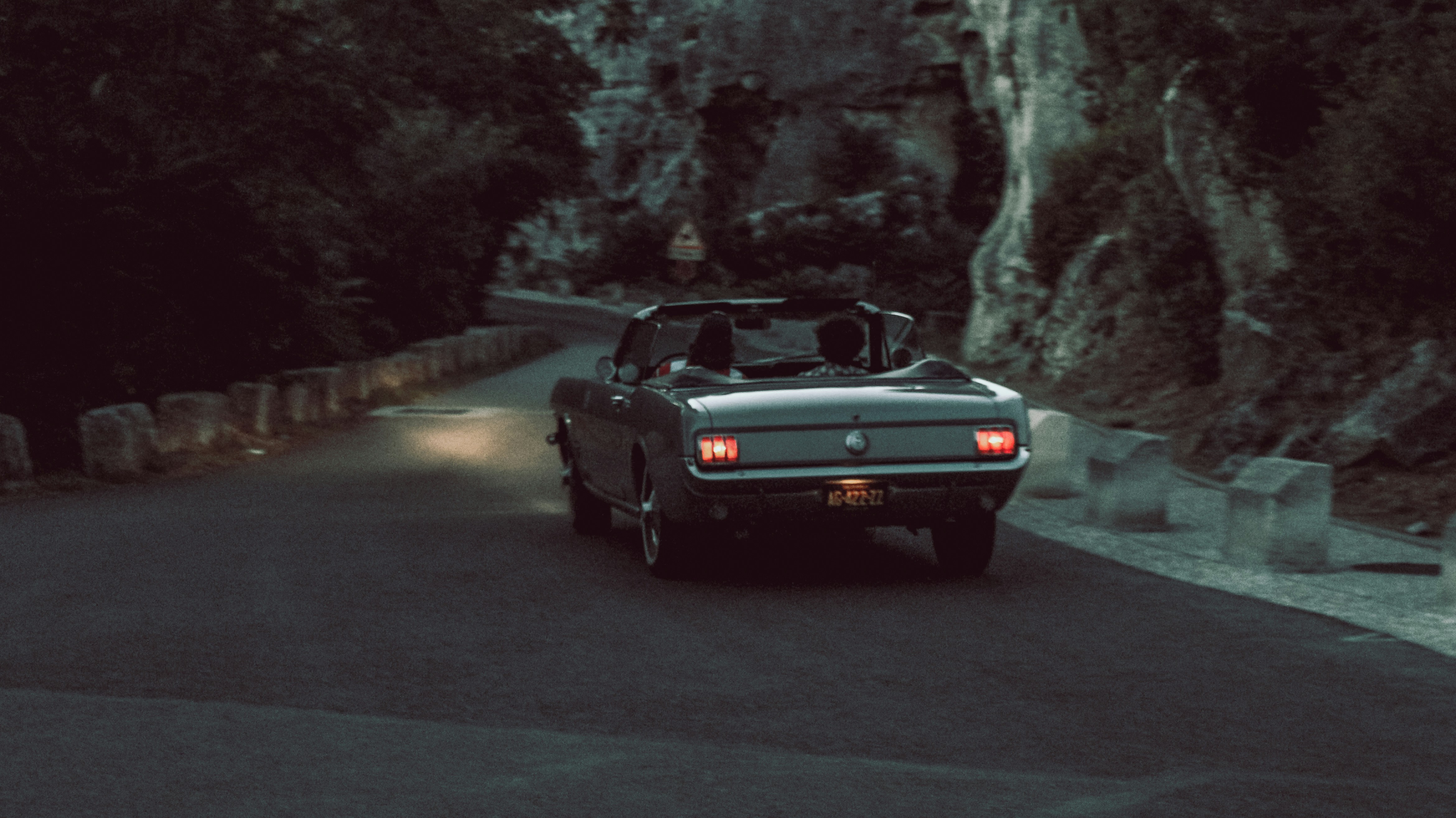 Porsche 911 negro en carretera durante el día
