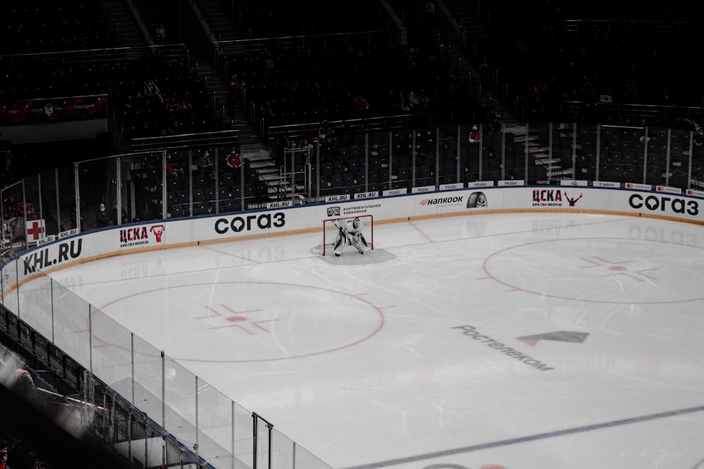 Stade de hockey sur glace pendant la nuit