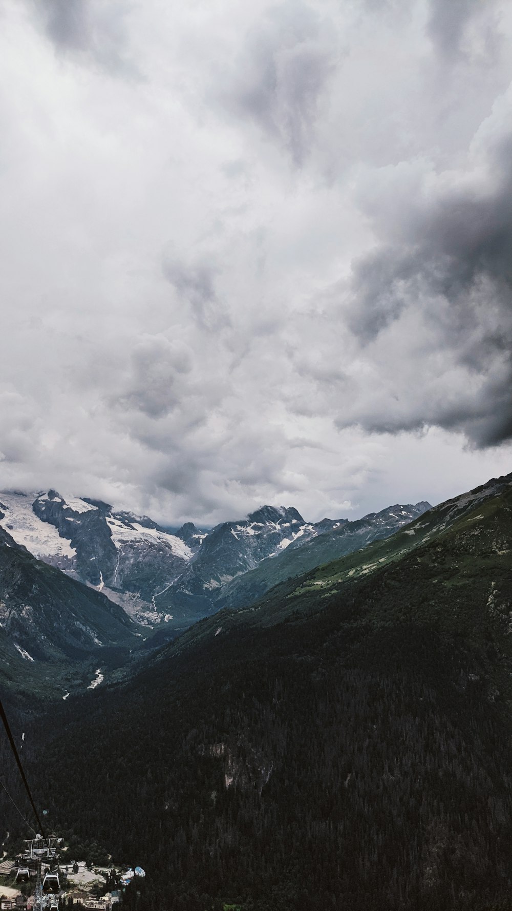 Montañas verdes y blancas bajo nubes blancas