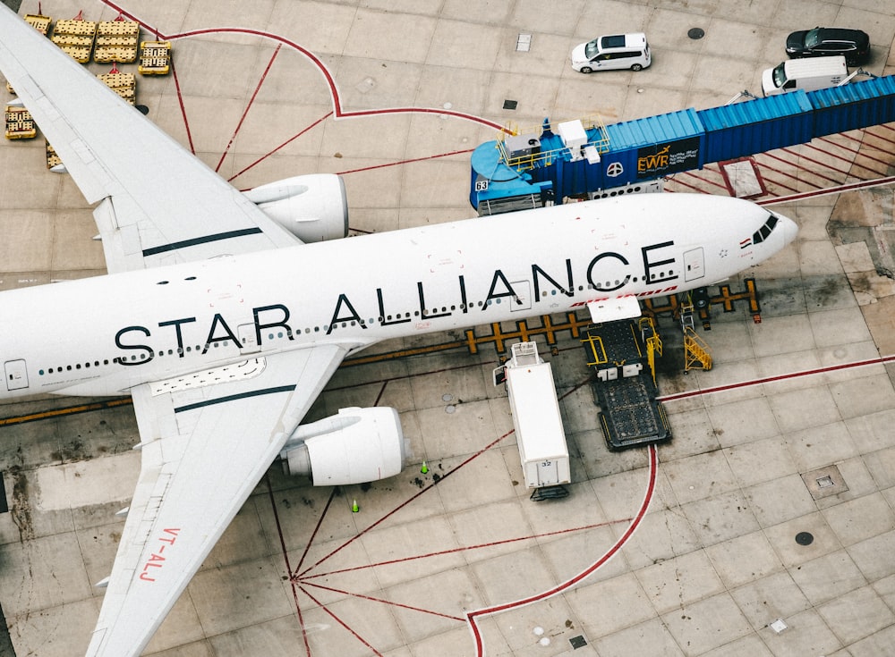 weißes und blaues Flugzeug tagsüber am Flughafen