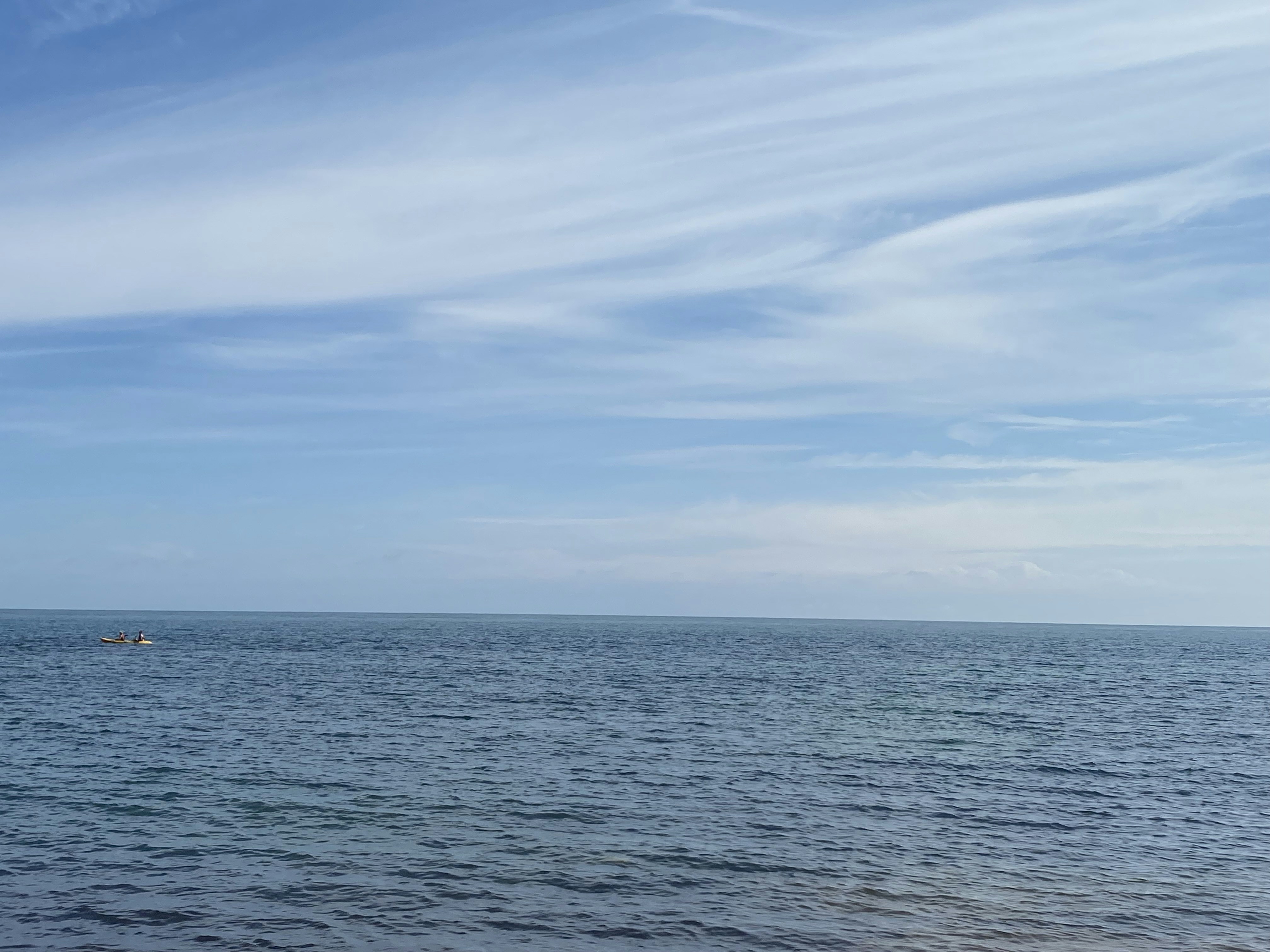 昼間の青い空と白い雲に青い海の写真 Unsplashで見つける青いの無料写真