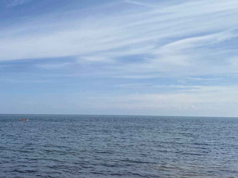 Mer bleue sous ciel bleu pendant la journée