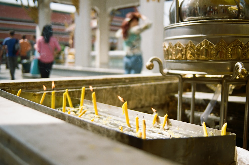 velas amarillas en soporte de oro