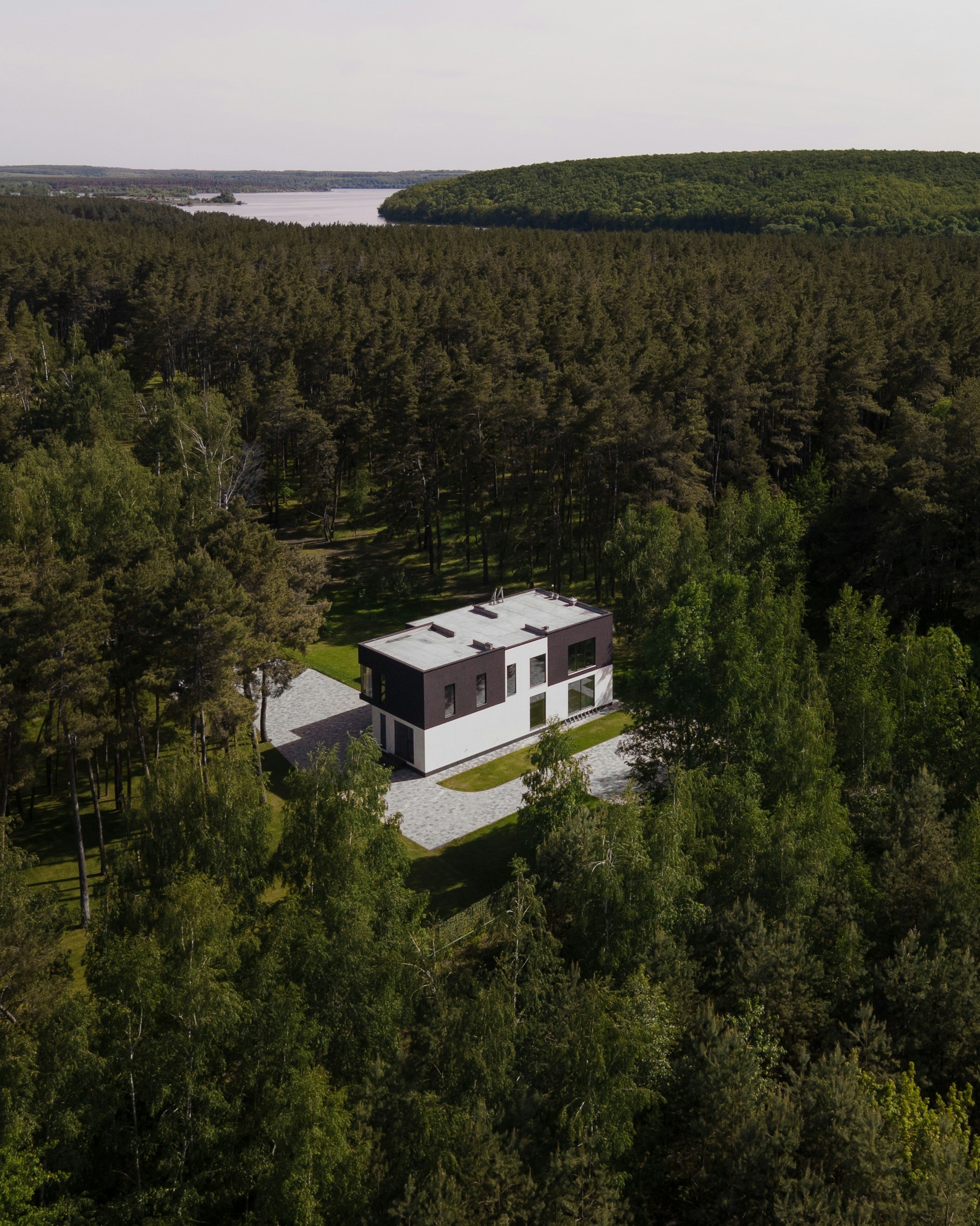 An aerial view of a house surrounded by trees photo – Free Forest Image ...