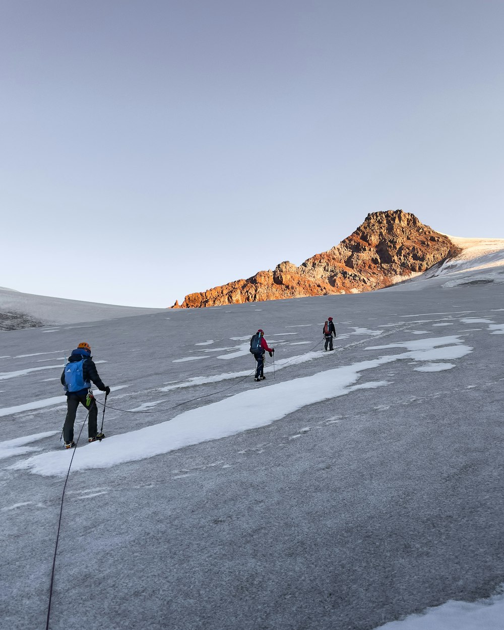 2 Personen gehen tagsüber auf schneebedecktem Boden spazieren