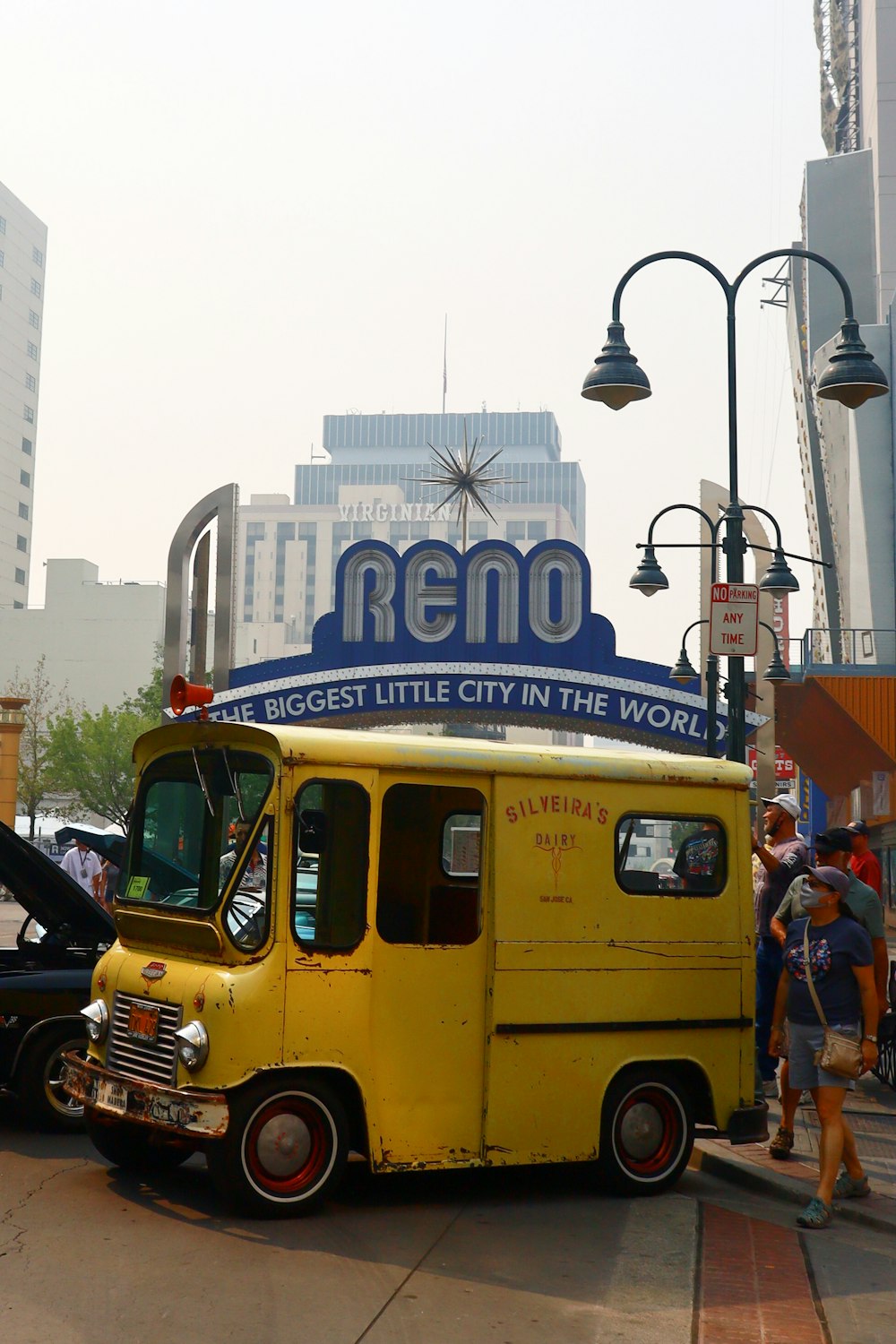 yellow school bus on road during daytime