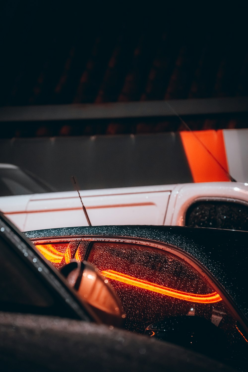 voiture blanche devant une voiture noire