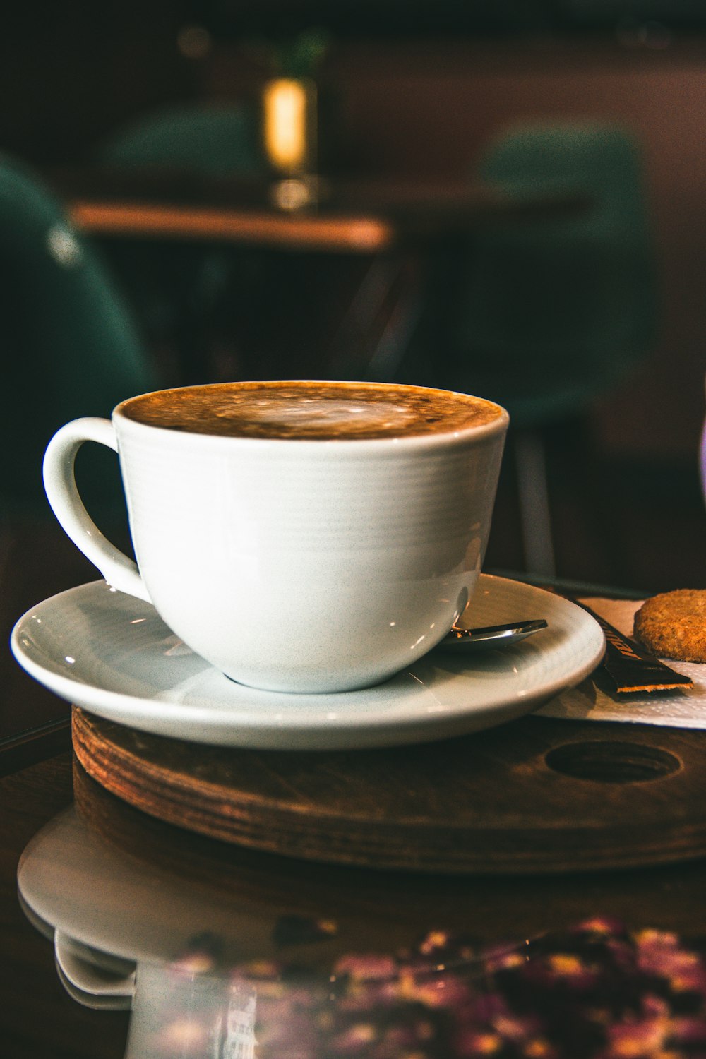 tasse en céramique blanche sur soucoupe en céramique blanche