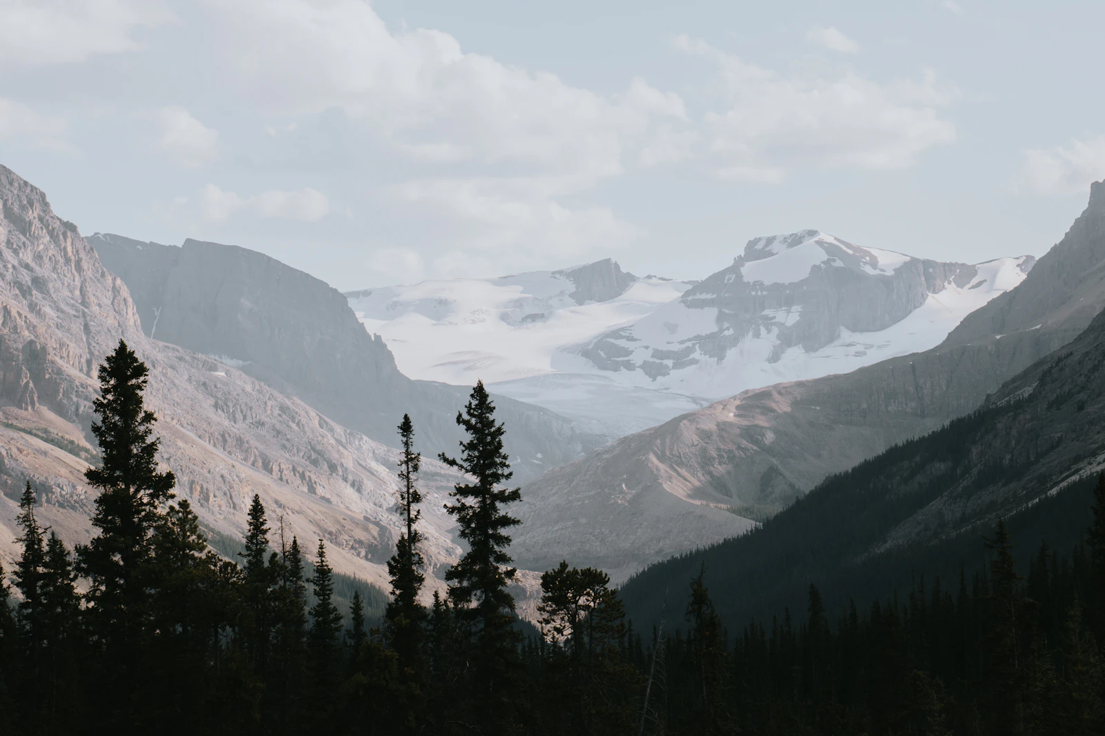 Turquoise glacial lake surrounded by Canadian Rockies