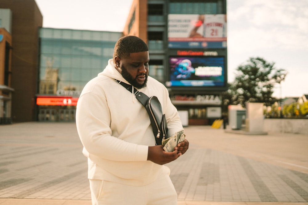 Foto homem no casaco branco que segura o ornamento redondo marrom – Imagem  de Detroit grátis no Unsplash