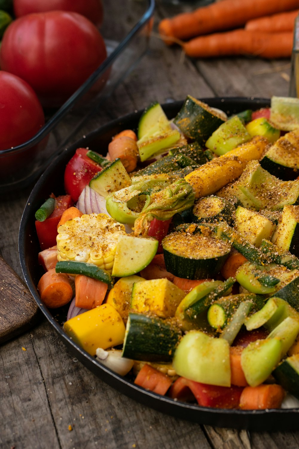 salada de legumes na tigela de cerâmica preta