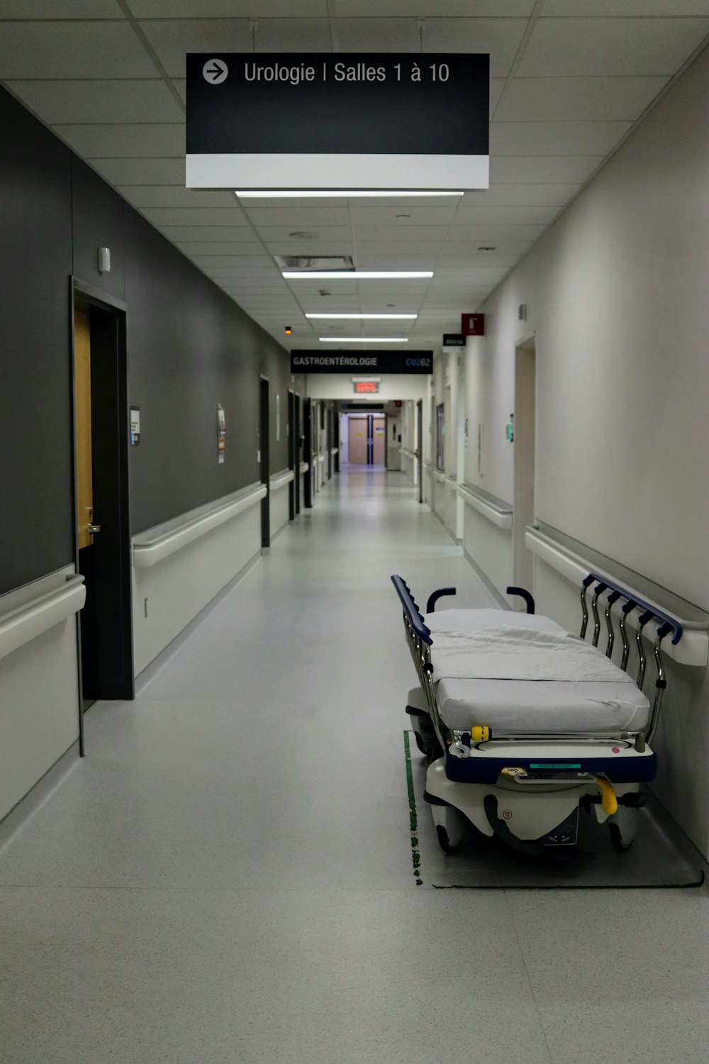 weiß-schwarzes Krankenhausbett