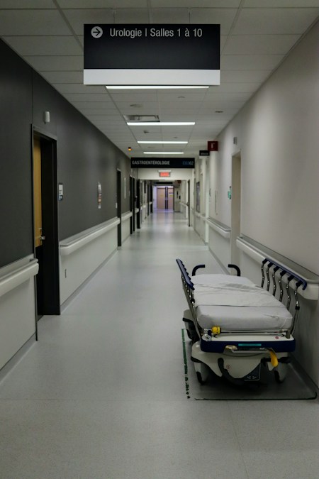 Un brancard vide dans le couloir d'un hôpital, en attendant le retour des équipes soignantes