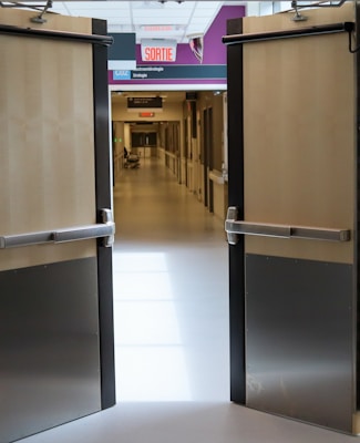 deux porte ouverte sur un couloir d hopital