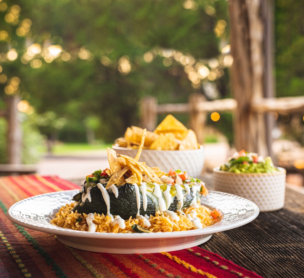 Alimentos cocinados en plato de cerámica blanca