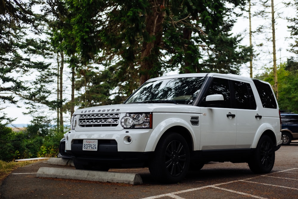 Weißer Land Rover Range Rover SUV tagsüber auf der Straße geparkt