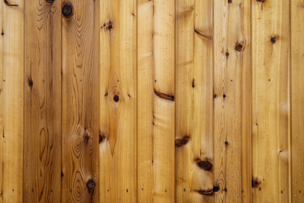 planche de bois marron en gros plan